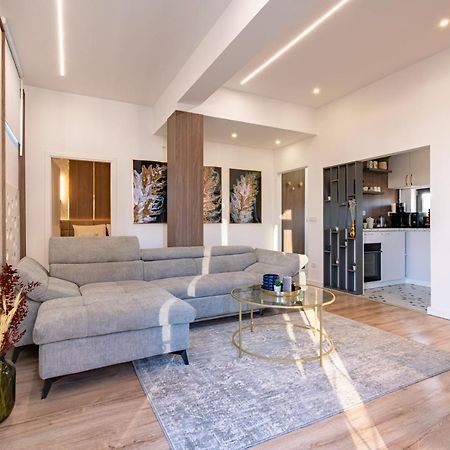 Golden View - Breathtaking Location In Bucharest Apartment ภายนอก รูปภาพ